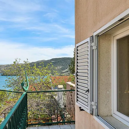 2 Bedroom Gorgeous In Apartament Marina