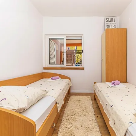 2 Bedroom Gorgeous In Apartament