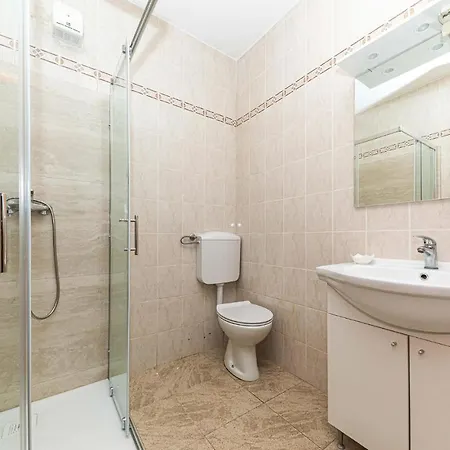 2 Bedroom Gorgeous In Apartament Marina