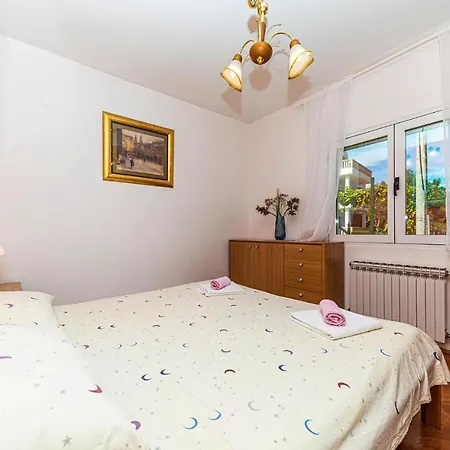 2 Bedroom Gorgeous In Apartament *